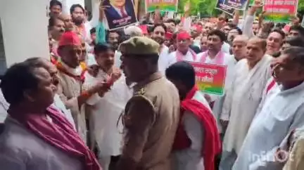 उरई: उरई के सांसद में सरकारी स्कूल मर्ज होने पर सरकार पर उठाए सवाल बोल स्कूल की जगह खोलेंगे शराब ठेके #jansamasya