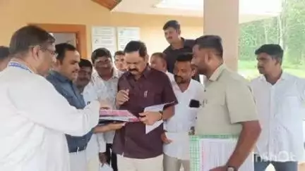 भद्रावती: चंदनखेडा येथील आश्रमशाळेकडे जाणाऱ्या रस्त्याची दुरुस्ती करा.
ग्रामपंचायतीचे चंद्रपूर येथे पालकमंत्र्यांना निवेदन.