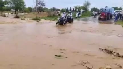 सीकर: छाजना बस स्टैंड के पास तेज बारिश के बाद रायका नाले में आया उफान, आवागमन हुआ बंद