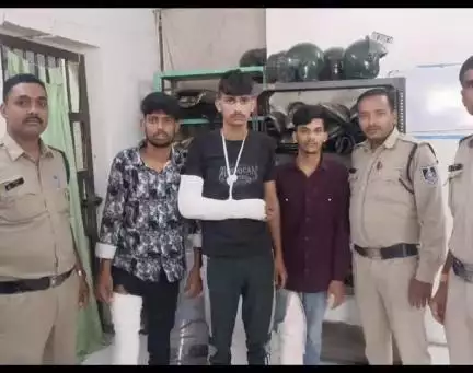 इंदौर: एरोड्रम: बदमाशों ने लहराई पिस्टल, युवक को मारे चाकू, पांच के खिलाफ मामला दर्ज, तीन गिरफ्तार, वीडियो वायरल