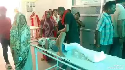 मिर्ज़ापुर: आरंगी सरपती गांव में प्राथमिक विद्यालय की जर्जर दीवार गेट के साथ भरभरा कर गिरी, कक्षा 1 के 2 छात्र हुए घायल