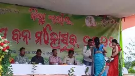 ବୌଦ୍ଧ ସଦର: ନାଏକପଡା ଠାରେ ବନ ମହୋତ୍ସବ ସପ୍ତାହରେ ସାମୁହିକ ବୃକ୍ଷ ରୋପଣ କାର୍ଯ୍ୟକ୍ରମରେ ଯୋଗଦେଲେ ଜିଲ୍ଲାପାଳ ଓ ଏସପି