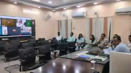 लखीसराय: डीएम ने समाहरणालय स्थित कार्यालय में मतदाता सूची पुनरीक्षण कार्य की वीसी के माध्यम से समीक्षा की
