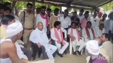 बिंदकी: बिरनई पहुंचे सपा के पूर्व प्रदेश अध्यक्ष व फतेहपुर के सांसद नरेश उत्तम पटेल, हत्या के शिकार व्यक्ति के परिजनों से मिले