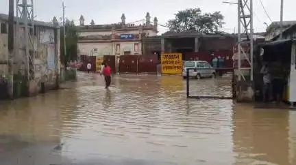 रामपुर: रामपुर नगर में बरसात के पानी से जन-जीवन अस्त व्यस्त, मुख्य सड़क, गली-मोहल्लों और घरों में भरा पानी #jansamasya