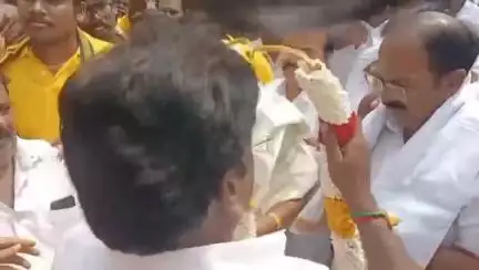 சேலம்: பிரசித்தி பெற்ற கோட்டை மாரியம்மன் கோவிலில் பிரம்மாண்டமாக நடைபெற்ற தேரோட்டம் - அமைச்சர் ராஜேந்திரன் பங்கேற்பு