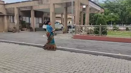 खलीलाबाद: ग्राम उसका खुर्द में जेसीबी से मकान तोड़ने का मामला गरमाया, पीड़िता ने जिला अधिकारी से की शिकायत