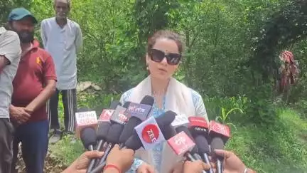 मंडी: संसदीय क्षेत्र मंडी के लोगों के साथ कंगना, नाचन दौरे पर बोलीं- आपदा से दुखी हैं प्रभावित लोग