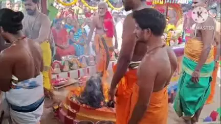 ஆம்பூர்: பெரியாங்குப்பத்தில் 30 ஆண்டுகளுக்கு பிறகு நடைபெற்ற ஸ்ரீ சுயம்பு சாமுண்டீஸ்வரி அம்மன் கோயில் மஹா கும்பாபிஷேக விழா
