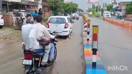 कन्नौज: गोल कुआं चौराहा से कलेक्ट्रेट अधिकारियों के दफ्तर जाने वाली सड़क कुछ मिनट की बारिश में तालाब में हुई तब्दील, बनी मुसीबत
