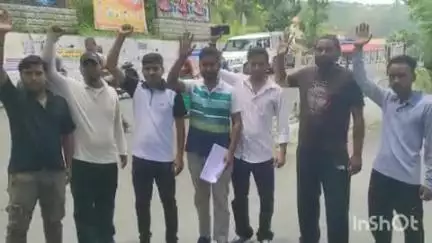 बागेश्वर: जूनियर हाईस्कूल रतबे को दूसरे विद्यालय में विलय किए जाने पर अभिभावकों में गुस्सा