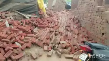 शिकारपुर: शिकारपुर तहसील क्षेत्र के गांव जीराजपुर में तेज बरसात से मकान की दीवार गिरी, एक महिला व दो बच्चे दबे