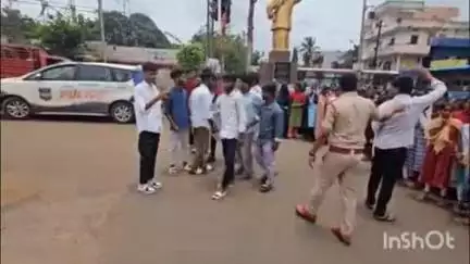 వికారాబాద్: ఫీజు రియంబర్స్మెంట్స్ చెల్లించాలంటూ జిల్లా కేంద్రంలో ఎస్ఎఫ్ఐ ఆధ్వర్యంలో ధర్నా, విద్యార్థులను అరెస్టు చేసిన పోలీసులు