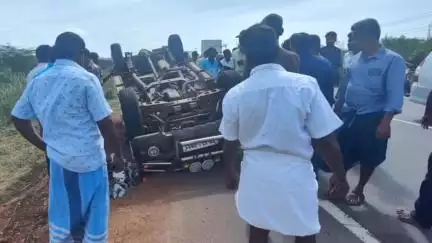 நிலக்கோட்டை: ஜெய்னி கல்லூரி அருகே அரசு அதிகாரியின் ஜீப் கவிழ்ந்து விபத்து