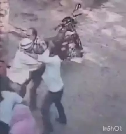 हाथरस: गांव गिलोंदपुर में मामूली कहासुनी के चलते रिश्तेदारों में जमकर मारपीट, लाठी-डंडे का वीडियो हुआ वायरल
