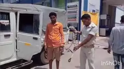 बांका: अमरपुर में उत्पाद विभाग ने 8 लीटर शराब के साथ एक कारोबारी को गिरफ्तार किया