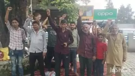हल्द्वानी: हल्द्वानी के तिकोनिया चौराहे के बुद्ध पार्क में गौलापार के ग्रामीणों ने अपनी मांगों को लेकर किया प्रदर्शन