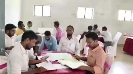दिघलबैंक: दिघलबैंक प्रखंड मुख्यालय में पंचायत उप चुनाव के लिए चुनाव कर्मियों के बीच सामग्री का वितरण