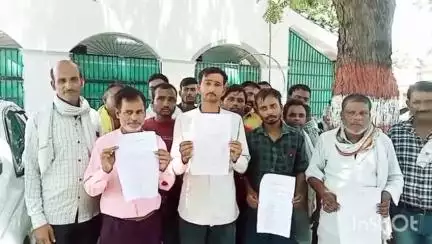 राजघाट सहित अन्य जगहों पर हो रही सवारी व भार वाहन चालकों से अवैध वसूली को लेकर चालकों ने किया विरोध प्रदर्शन#jansamasya