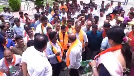 ಶಿವಮೊಗ್ಗ: ಅಕ್ರಮ ಮನೆಯ ತೆರವುಗೊಳಿಸುವಂತೆ ನಗರದ ಮಹಾನಗರ ಪಾಲಿಕೆ ಮುಂಭಾಗ ಪ್ರತಿಭಟನೆ
