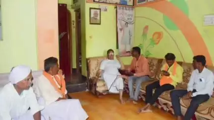 बड़वानी: पूर्व कैबिनेट मंत्री ने बड़वानी में आमजनों की समस्याएं सुनकर निराकरण के दिए निर्देश
