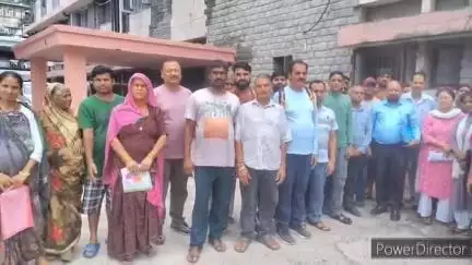 हमीरपुर: शहर के रेहड़ी-फड़ी धारकों ने बेंडिंग ज़ोन बनाने के निर्णय का किया विरोध, उपायुक्त हमीरपुर को सौंपा ज्ञापन