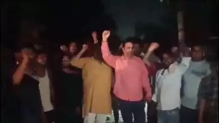 मथुरा: मथुरा:लाइट न आने पर लोगों ने विरोध प्रदर्शन कर कृष्णा नगर रोड किया जाम #jansamasya