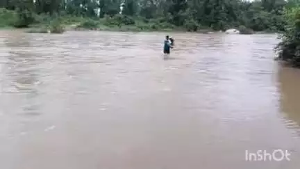 नगरी: नगरी क्षेत्र के नदी नालों में बाढ़ जैसी स्थिति, जान जोखिम में डालकर नदी नाले पार कर रहे हैं लोग