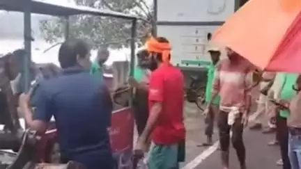 कांके: हरमू चौक के पास रांची नगर निगम ने चलाया अतिक्रमण हटाओ अभियान