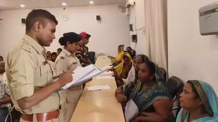 पुलिस अधीक्षक,भोजपुर द्वारा जनता दरबार में जन सुनवाई की गई एवं परिवादियों की शिकायतो के निस्तारण हेतु संबंधित को निर्देश