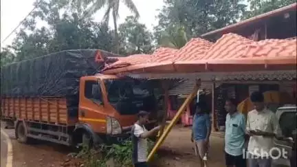 दोडामार्ग: बांदा मार्गावर सासोली येथे कॅन्टर घुसला थेट घराच्या अंगणात, महिला किरकोळ जखमी