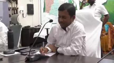 మీకోసం కార్యక్రమంలో భాగంగా ప్రజల నుంచి అర్జీలు స్వీకరించిన ఇంఛార్జి కలెక్టర్  రోనంకి గోపాలకృష్ణ