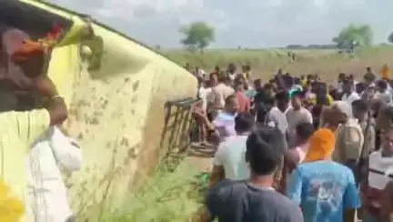 शाहपुर: बहोरनपुर बांध स्थित श्याम बाबा मंदिर के पास अनियंत्रित होकर स्कूल बस पलटी, एक दर्जन से अधिक बच्चे चोटिल