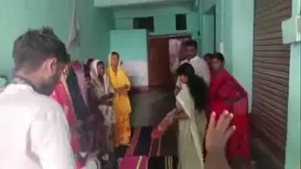 बेन: प्रखंड मुख्यालय में सामूहिक विवाह समारोह के लिए वर-वधू के बीच पोशाक का किया गया वितरण