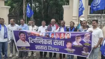 सातारा: जिल्हाधिकारी कार्यालयासमोर महाराष्ट्र विशेष जनसुरक्षा अधिनियम २०२५ रद्द करण्याबाबत रिपब्लिकन सेनेची निदर्शने