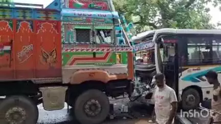 बौंसी: बौंसी ब्लॉक मोड़ के पास ट्रक और यात्री बस में हुई जोरदार टक्कर, 11 लोग जख्मी