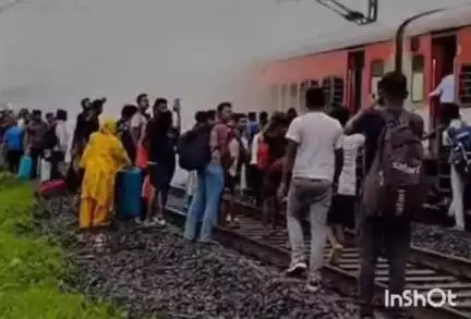 गोंदिया: गंगाझरी रेल्वे स्टेशनजवळ आजाद हिंद एक्सप्रेसचा मोठा अपघात टळला, ब्रेकलायनर रूळाला घासल्याने गाडीतून निघाला अचानक धूर