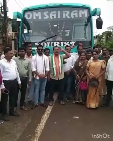 बेमेतरा: बेमेतरा के पुराना बस स्टैंड से कांग्रेसी कार्यकर्ता किसान जवान संविधान जनसभा में शामिल होने रायपुर के लिए हुए रवाना