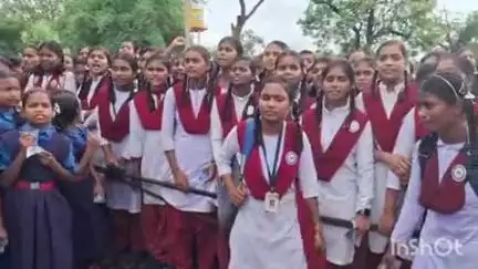 बेमेतरा: बावामोहतरा के स्कूली बच्चों व पालकों ने स्कूल में केंद्रीय विद्यालय के अस्थाई संचालन के विरोध में सड़क पर किया प्रदर्शन