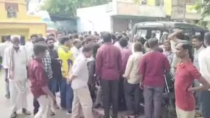అనంతపురం నగరంలోని పాతూరు లో ఉద్రిక్తత వాతావరణం, బంగారు కార్మికుడి పై వడ్డీ వ్యాపారస్తుల దాడి