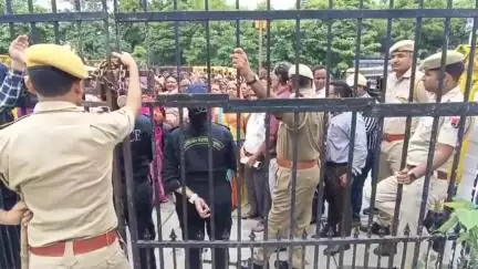 बड़गांव: आंगनवाड़ी कार्यकर्ता की मौत के बाद कार्यकर्ताओं ने कलेक्ट्रेट पर किया प्रदर्शन, आरोपियों पर कार्रवाई की मांग