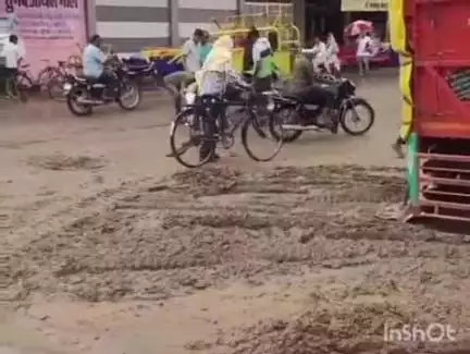 बारां: सीवरेज लाइन का काम अधूरा होने से वाहन चालक परेशान, मांगरोल बाईपास पर फंसे ट्रोला से यातायात हुआ प्रभावित