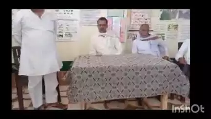 लालगंज: सरेनी विकासखंड के प्राथमिक विद्यालय चिंता खेड़ा में प्रिंसिपल का विदाई समारोह आयोजित किया गया, शिक्षकों ने भाग लिया
