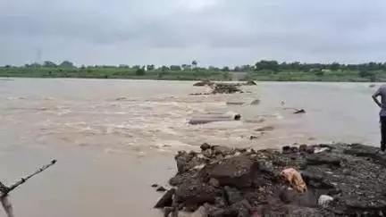 ইলামবাজার: অতিবৃষ্টি জেরে জয়দেব কেন্দুলির অস্থায়ী ফেরিঘাট নদীর জল বেড়ে যাওয়ায় ভেঙে যায় সাধারণ মানুষ দুর্ভোগকে মুখে পড়ে