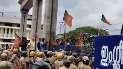 കോട്ടയം: മന്ത്രിമാരുടെ രാജി ആവശ്യപ്പെട്ട് മെഡിക്കൽ കോളേജിലേക്ക് ബി.ജെ.പി മാർച്ച്, പോലീസ് ജലപീരങ്കി പ്രയോഗിച്ചു