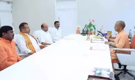डुमरियागंज: पूर्व विधायक राघवेंद्र प्रताप सिंह ने जिले के जनप्रतिनिधियों के साथ जन समस्याओं के मुद्दे पर सीएम से की शिष्टाचार भेंट