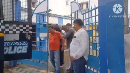 ঠাকুরপুকুর-মহেশতলা: মদের আসরে বন্ধু ও বন্ধুর বাবার হাতে খুন অপার এক বন্ধু অভিযুক্তদের গ্রেফতার করে ঠাকুরপুকুর থানার পুলিশ পাঠালো আদালতে