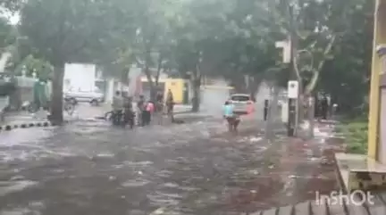 ખંભાળિયા: ખંભાળિયા શહેરમાં ધોધમાર વરસાદના કારણે રામનાથ સોસાયટીના મુખ્ય માર્ગ પર ભરાયા પાણી