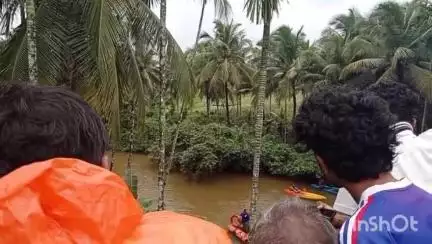 തിരൂരങ്ങാടി: വി.കെ പടിയിൽ കാറും ബൈക്കും കൂട്ടിയിടിച്ച് അപകടം, തോട്ടിലേക്ക് തെറിച്ച് വീണ യുവാവിനായി തിരച്ചിൽ പുരോഗമിക്കുന്നു