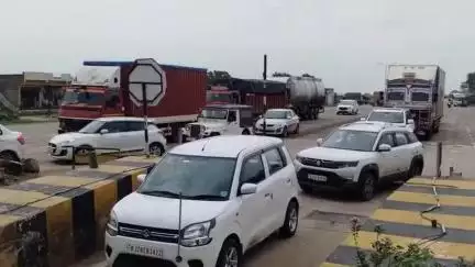 किशनगंज: फतेहपुर टोल प्लाजा पर वाहनों की लंबी कतार, यात्री हो रहे परेशान